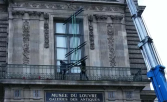 Vol au Louvre : une grille de protection installée sur la fenêtre de la galerie d'Apollon