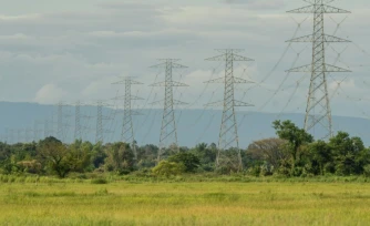 Des lignes à haute tension, le 22 août 2026 dans le district laotien de Hadxayfong, près de Vientiane 