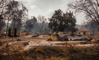 Dans un hall du parc des expositions de Bordeaux qui accueille des personnes évacuées en raison des incendies, le 25 juillet 2026 à Bordeaux