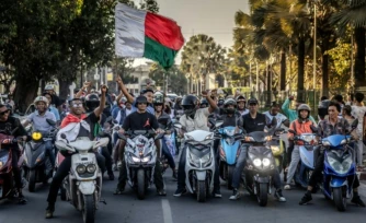 Des motocyclistes parcourent le centre-ville d'Antananarivo en scandant des slogans antigouvernementaux, le 12 octobre 2025 ( AFP / Luis TATO )