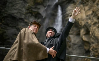 Peter Horrocks (d), vêtu en professeur Moriarty, et Philip Porter, incarnant Sherlock Holmes, aux chutes de Reichenbach, en Suisse, le 3 mai 2026