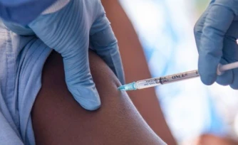 Une personne reçoit un vaccin contre la grippe le 8 octobre 2015 à Lille