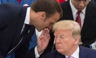 mmanuel Macron et Donald Trump en 2019 au G20 à Osaka. © Crédit photo : Jacques Witt / POOL / AFP