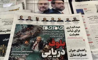 La Une du journal Jam Jam croquant Donald Trump se noyant dans le détroit d'Ormuz sous le titre "Bluff maritime", à Téhéran, le 13 avril 2026 ( AFP / ATTA KENARE )