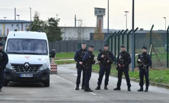 Des policiers devant la prison de haute sécurité de Condé-sur-Sarthe (Orne), le 13 novembre 2025. (JEAN-FRANCOIS MONIER / AFP)