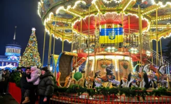 Animations de Noël à Kiev le 21 décembre 2025 ( AFP / Sergei SUPINSKY )