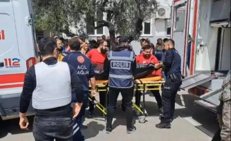 Photo diffusĂ©e le 15 avril 2026 par l'agence de presse turque DHA (Demiroren News Agency) montrant des secouristes transportant un sac mortuaire Ă KahramanmaraĆ, dans le sud de la Turquie, aprĂšs des tirs dans une Ă©cole ( DHA (Demiroren News Agency) / HANDOUT )