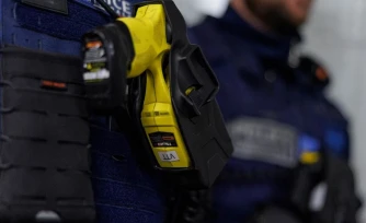 Le mineur suspecté d'avoir tué sa mÚre à coups de marteau à Nice a été placé en détention provisoire, le 15 mars 2026. (ROLAND MACRI / HANS LUCAS / AFP)