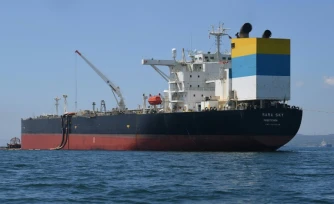 Le navire Sara Sky, battant pavillon sierra-léonais et transportant du pétrole brut russe, ancré au port de Limay, dans la province de Bataan, le 26 mars 2026 aux Philippines