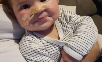 À 8 mois, Krystina doit se faire opérer à Paris : le combat d'une mère face aux transferts sanitaires