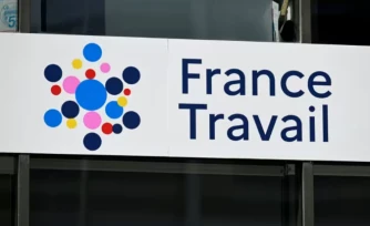 Les données personnelles d'environ 1,6 million de jeunes suivis par les missions locales pour les aider à trouver un emploi "sont susceptibles d'être divulguées" à la suite d'un piratage informatique, ont annoncé lundi France Travail et l'Union nationale des missions locales (UNML) ( AFP / Jean-Christophe VERHAEGEN )