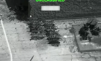 Cette capture d'écran prise le 22 juillet 2026 depuis une vidéo fournie par le Central Command (CENTCOM) américain le 21 juillet 2026 montre les Etats-Unis lançant des frappes de précision sur des cibles militaires iraniennes, selon l'armée. ( US Central Command (CENTCOM) / - )