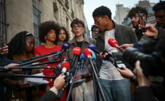Des représentants d'organisations lycéennes à la sortie d'une réunion à Matignon avec le Premier ministre le 26 octobre 2026 ( AFP / Anne-Christine POUJOULAT )