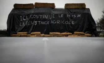 Des ballots de paille sur l'autoroute A64 bloquée par des agriculteurs, le 22 décembre 2025 à Carbonne, en Haute-Garonne ( AFP / Valentine CHAPUIS )