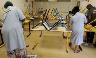Des personnes nettoient une salle de classe dans une école de Dembeni, à Mayotte, le 22 janvier 2025. (MARINE GACHET / AFP)