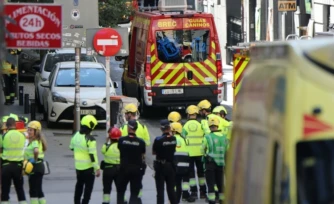 Des policiers et secouristes près du site d'un bâtiment effondré à Madrid, le 7 octobre 2025 en Espagne ( AFP / Thomas COEX )