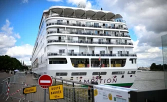 Le paquebot Ambition dont les passagers sont confinés après une suspicion d'épidémie de gastro-entérite, le 13 mai 2026 dans le port de Bordeaux, en Gironde ( AFP / Christophe ARCHAMBAULT )