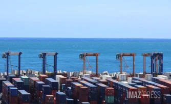 Port est containers et cavaliers