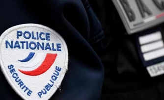 Sur ces images, filmées de nuit, on distingue deux policiers, dont l’un, à genoux, donne un coup de poing en direction d’un homme plaqué au sol, avant l’arrivée de leurs collègues en voiture, une minute plus tard. © Crédit photo : illustration - AFP 