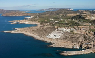 Vue aérienne du chantier d'un hôtel de luxe sur l'île grecque de Milos, en mer Égée, le 3 février 2026