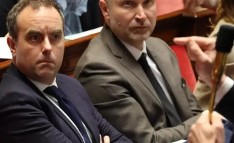  Le Premier ministre Sébastien Lecornu (g) et le ministre des Relations avec le Parlement, Laurent Panifous, lors d'une séance de questions au gouvernement à l'Assemblée nationale, le 3 février 2026 à Paris © Ludovic MARIN / AFP/Archives 