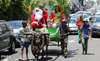 Saint-Pierre : le Père Noël aperçu en charrette bœuf avec la Police Nationale de La Réunion