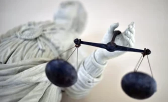 La mère, qui avait étouffé ses jumelles de trois mois en 2022 en Gironde a été condamnée vendredi à 18 ans de réclusion criminelle par la cour d'assises de la Gironde ( AFP / LOIC VENANCE )