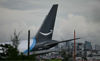 La partie arrière d’un avion-cargo à l’aéroport international de Miami, après que l’appareil a dépassé l’extrémité de la piste à l’aéroport international de Miami, en Floride, le 6 septembre 2026. | CHANDAN KHANNA / AFP