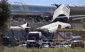 Les secours interviennent sur le site de la collision mortelle entre deux trains Ă Urda, en Espagne, le 28 octobre 2026