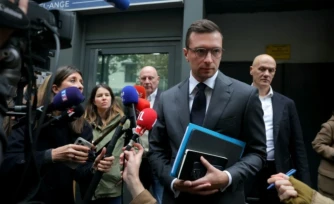 Le président du Rassemblement national, Jordan Bardella, à la sortie du siège du parti d'extrême droite à Paris le 6 octobre 2025 ( AFP / Thomas SAMSON )