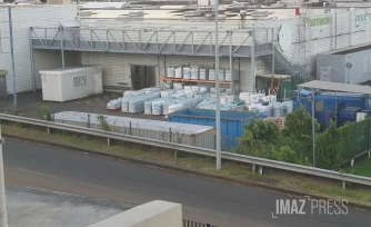 stock de bouteilles d'eau au soleil à Carrefour 