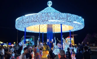 Saint-Pierre illumine les passants pour Noël