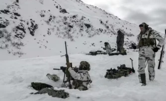 Des chasseurs alpins participent à un exercice par temps froid dans les montagnes autour de Sainte-Foy-Tarentaise, le 28 janvier 2026 en Savoie ( AFP / Jeff PACHOUD )