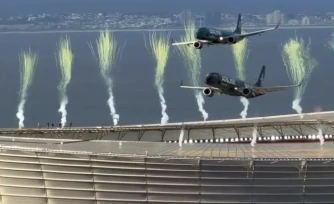Deux avions frôlent les tribunes du stade du Cap avant un match de rugby en Afrique du Sud