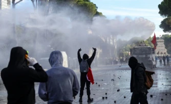 Heurts entre policiers et manifestants qui dénoncent mauvaises conditions d'études, la corruption et exigeant la démission du Premier ministre albanais Edi Rama, le 24 octobre 2026 à Tirana