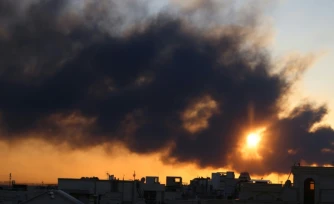 Un panache de fumée après une frappe sur Téhéran, le 3 mars 2026 en Iran