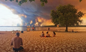 Des habitants évacués aprÚs un violent incendie ont trouvbé refuge à Villamanta, à l'ouest de Madrid, le 24 juillet 2026