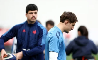 Hugo Auradou et Oscar Jegou à l'entraînement avec le XV de France avant le match du Tournoi des six nations face au pays de Galles, le 30 janvier 2025. (FRANCK FIFE / AFP)