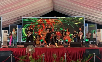 Benjam avec les Tambours sacrés Réunionnais en spectacle en Inde