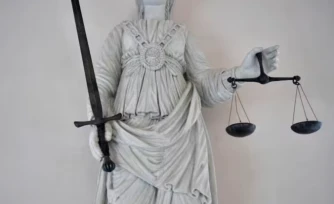Un ancien kinésithérapeute, spécialiste réputé du périnée, a été mis en examen en juin à Paris pour viols et agressions sexuelles par personne ayant autorité ( AFP / LOIC VENANCE )