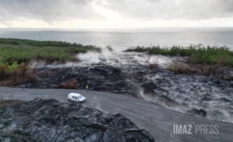 Route des laves : le brise-roche s'attaque à la lave refroidie, les travaux de reconstruction de la RN2 démarrent ce lundi