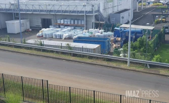 stock de bouteilles d'eau au soleil à Carrefour 