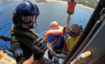 Exercices de secours en conditions réelles : la brigade nautique et la section aérienne de gendarmerie s'entraînent. 