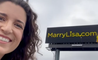 Pour trouver l’amour, une Américaine loue des panneaux géants sur l’autoroute