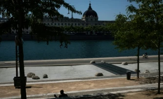 La vague de chaleur inhabituelle pour la saison que connaît la France va se renforcer mardi, avec le début d'un "épisode caniculaire" inédit pour un mois de mai dans l'ouest du pays
