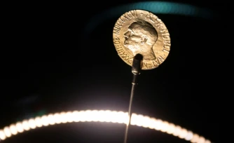 Une médaille en or officielle du prix Nobel de la paix est exposée au Centre Nobel de la paix à Oslo, le 9 décembre 2021
