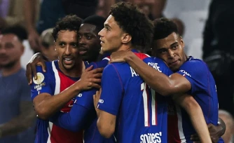 Le capitaine du PSG Marquinhos (Ă gauche) fĂȘtĂ© par ses coĂ©quipiers aprĂšs son but contre Marseille, le 20 septembre 2026 au VĂ©lodrome