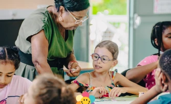 Saint-Denis : à l'école Les Eglantines les ateliers du midi se partagent avec les club séniors 
