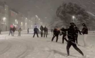 des jeunes engagent une bataille de boules de neige avec des policiers 