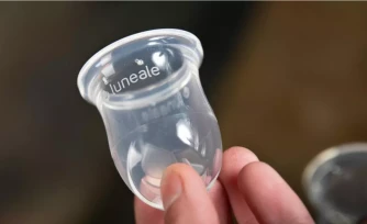  Cette photo prise le 4 avril 2023 montre une coupe menstruelle de la marque Luneale. © Lou Benoist, AFP 